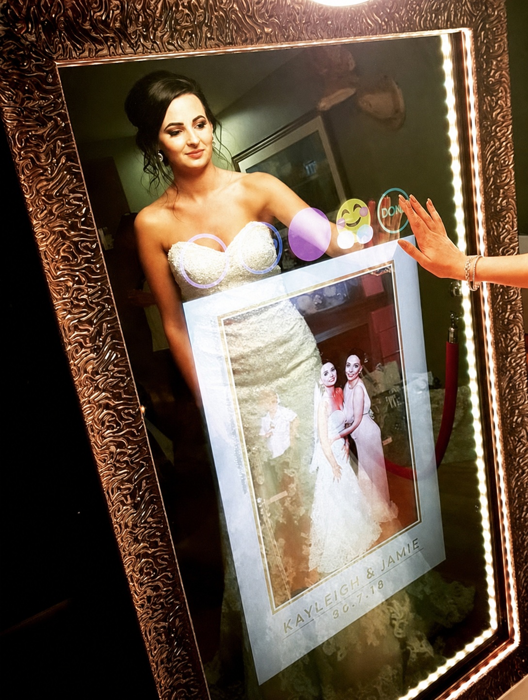 Mariée devant le Photobooth miroir et son écran tactile