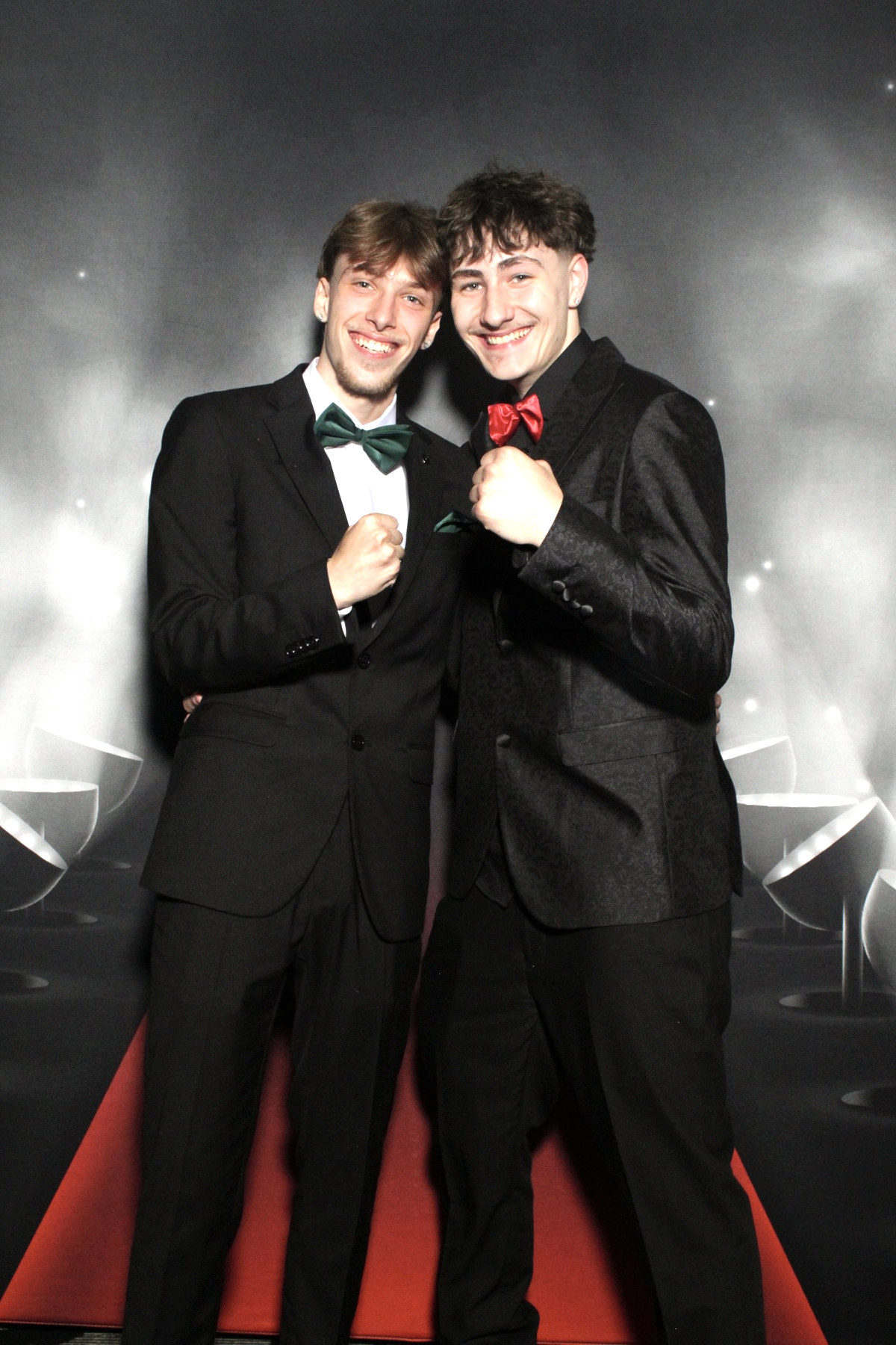 Deux finissants en tenue de soirée devant le photobooth