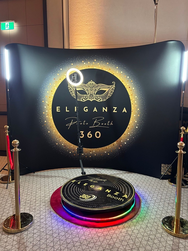 Plateforme 360, toile personnalisée et poteaux VIP au Four Seasons Montréal
