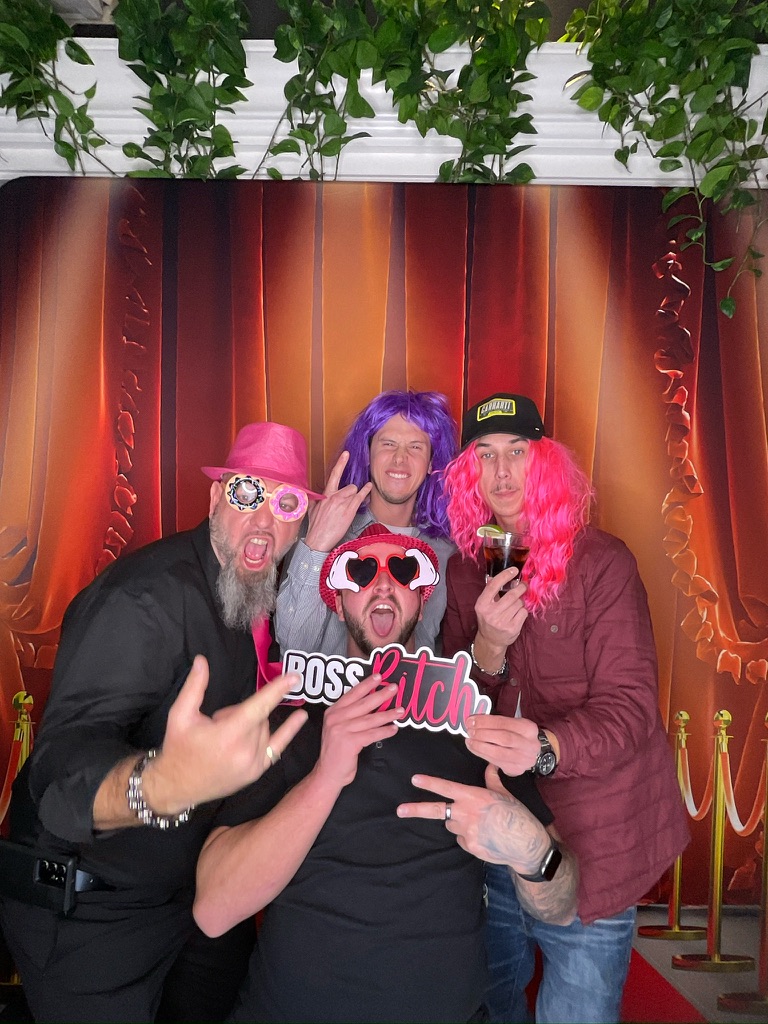Invités avec accessoires au party de Noël corporatif
