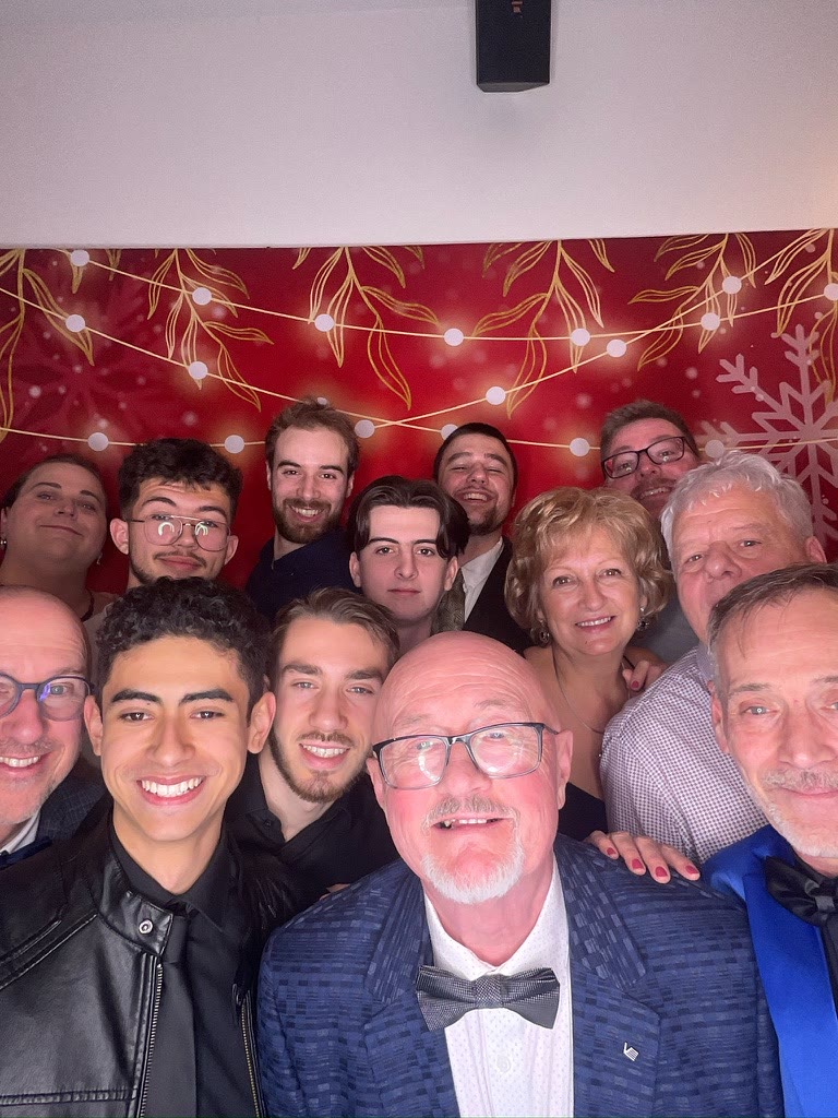 Grande équipe réunie devant le photobooth